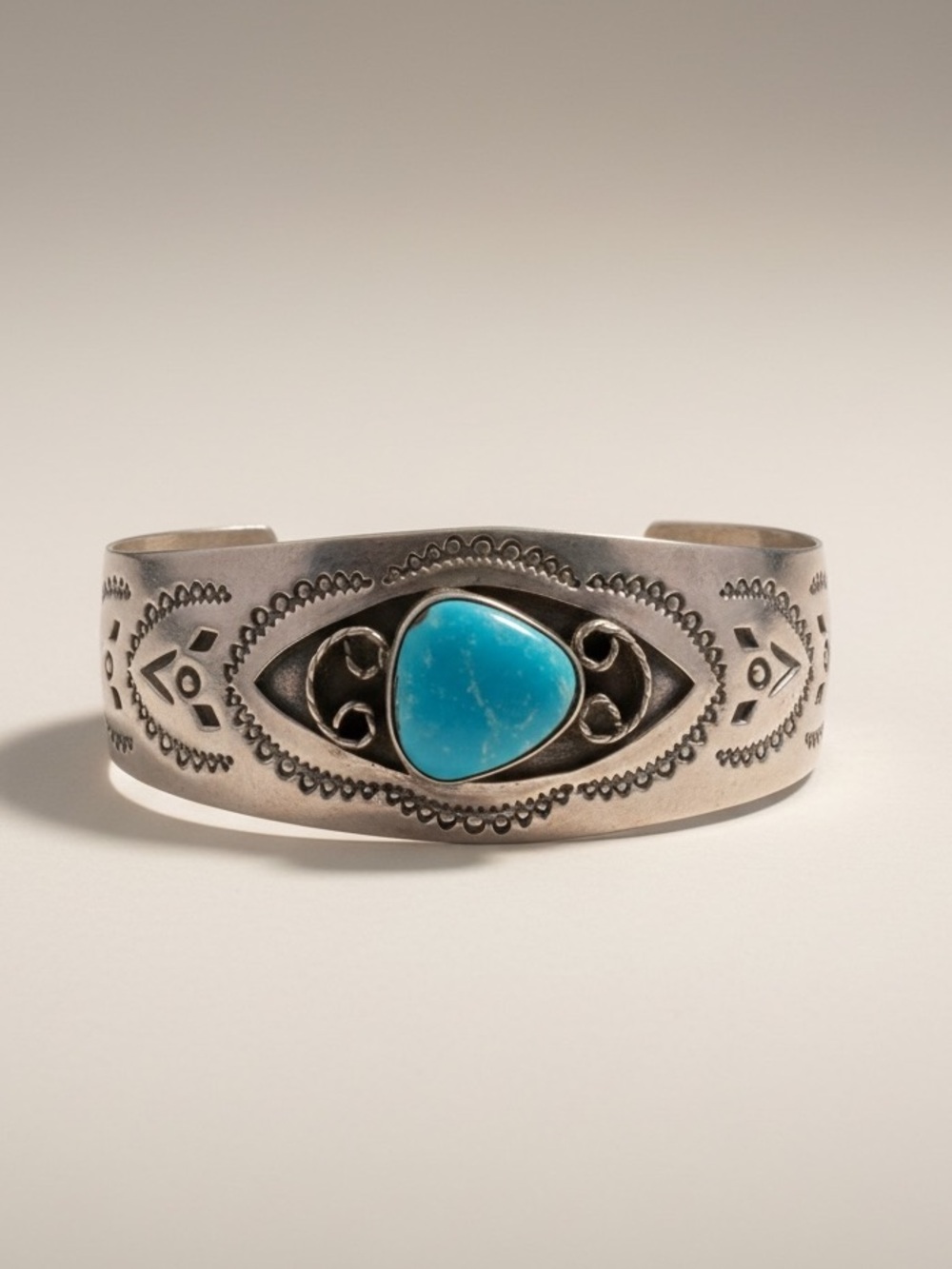 Vintage Navajo sterling 925 cuff bracelet featuring a central turquoise stone